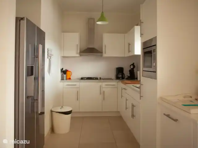 Casa Kontentu en Curazao, Bandabou (oeste), Fontein - casa vacacional la cocina con el combinado frigorífico-congelador americano de doble intercambio. El frigorífico tiene grifo de agua fría y máquina de cubitos de hielo.
