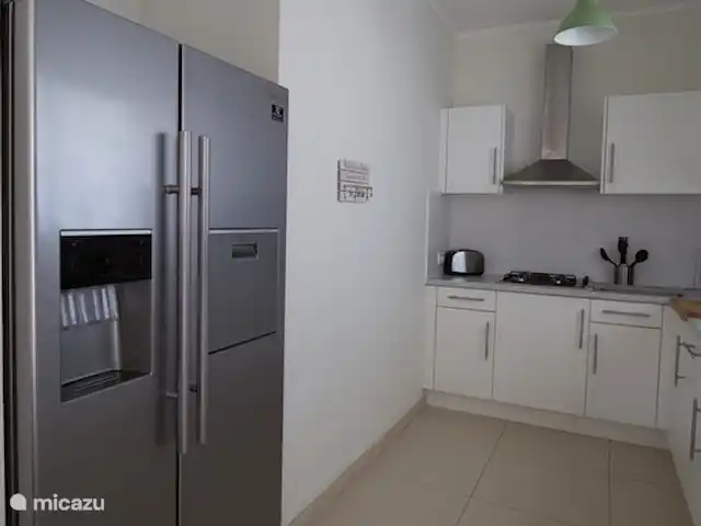 Casa Kontentu en Curazao, Bandabou (oeste), Fontein - casa vacacional El combinado frigorífico-congelador americano de doble monedero. El frigorífico tiene grifo de agua fría y máquina de cubitos de hielo.