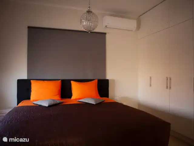 Casa Kontentu en Curazao, Bandabou (oeste), Fontein - casa vacacional El dormitorio principal. Equipado con un somier de 180x200. Equipado con un amplio armario de pared de 4 puertas para suficiente espacio de almacenamiento. Las habitaciones también tienen aire acondicionado moderno.