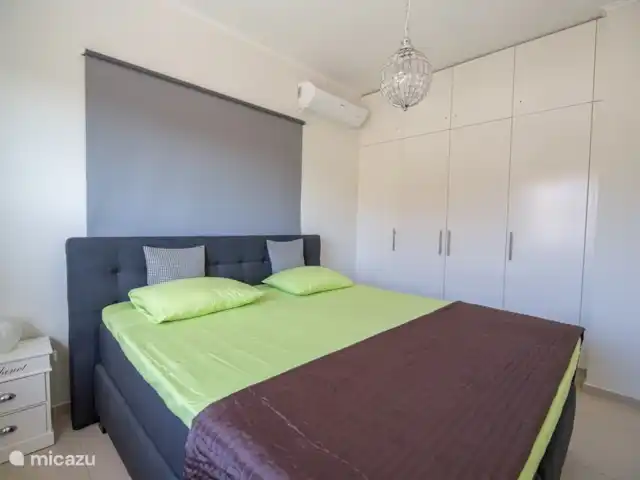 Casa Kontentu en Curazao, Bandabou (oeste), Fontein - casa vacacional El dormitorio principal. Equipado con un somier de 180x200. Equipado con un amplio armario de pared de 4 puertas para suficiente espacio de almacenamiento.
