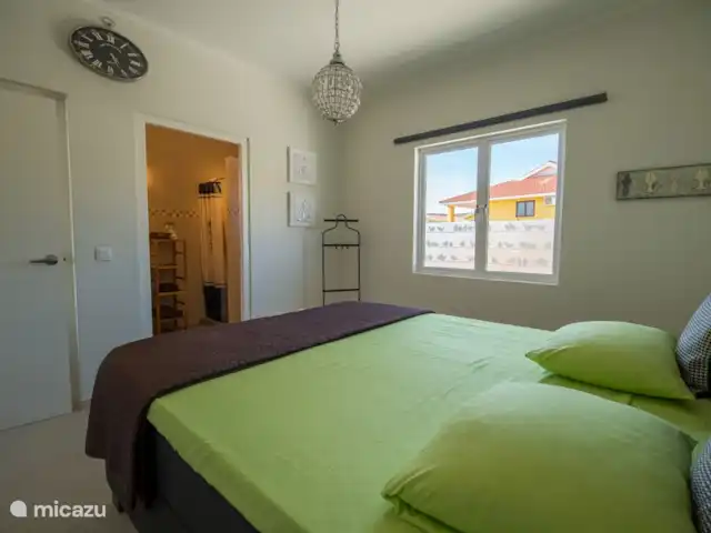 Casa Kontentu en Curazao, Bandabou (oeste), Fontein - casa vacacional Desde el dormitorio principal hay acceso directo a uno de los dos baños.