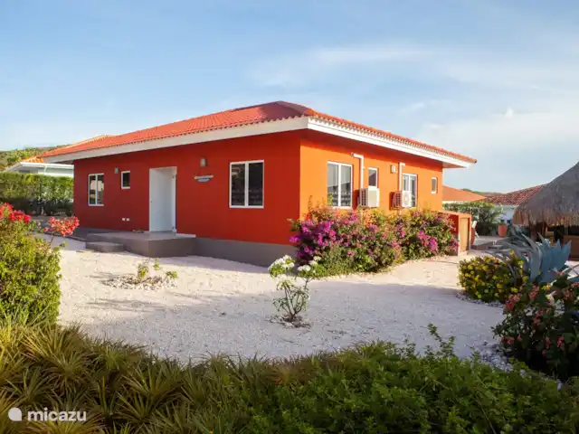 Casa Kontentu en Curazao, Bandabou (oeste), Fontein - casa vacacional El frente de la casa con una buena vista del gran jardín cubierto de hermosas plantas.