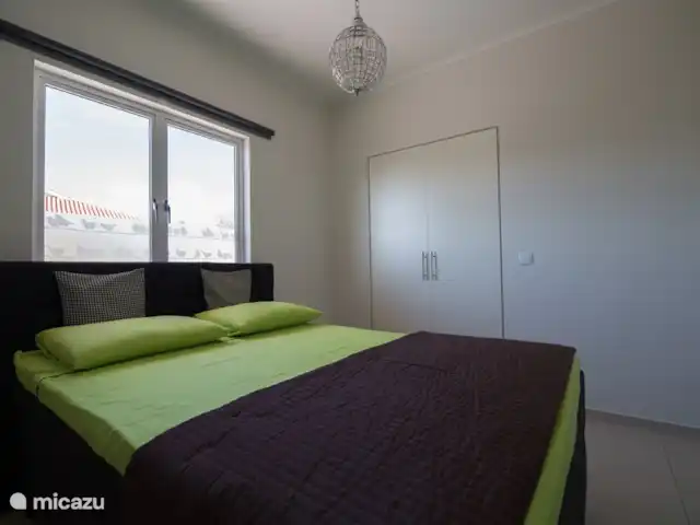 Casa Kontentu en Curazao, Bandabou (oeste), Fontein - casa vacacional el segundo dormitorio con el espacioso armario empotrado para colgar y guardar la ropa