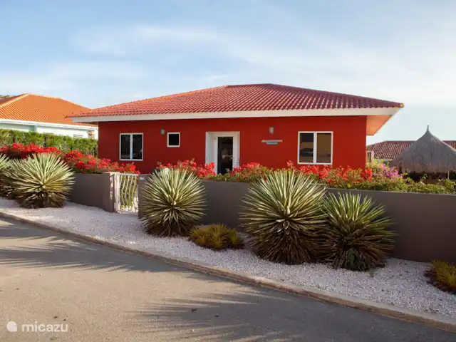 Casa Kontentu en Curazao, Bandabou (oeste), Fontein - casa vacacional El frente de la casa en villa park Fontein. Villapark Fontein se encuentra en el centro de la isla, cerca de las hermosas playas de Daaibooi, Cas Abou y Porto Mari. A 15 minutos del aeropuerto ya 30 minutos de Willemstad. También hay buenos restaurantes en la zona y Bliss en el complejo.