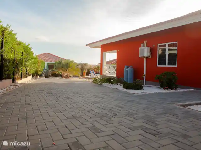 Casa Kontentu en Curazao, Bandabou (oeste), Fontein - casa vacacional El frente de la casa. El camino de entrada privado, que se puede cerrar con una puerta corredera, donde se pueden estacionar fácilmente 2 autos