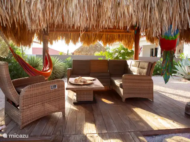 Casa Kontentu en Curazao, Bandabou (oeste), Fontein - casa vacacional La Palapa para descansar a la sombra, equipada con un lujoso juego de lounge en esquina y hamacas para descansar, leer un libro o tomar un rico coctel