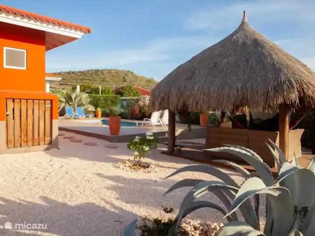 Casa Kontentu en Curazao, Bandabou (oeste), Fontein - casa vacacional La Palapa para descansar a la sombra, equipada con un lujoso juego de lounge en esquina y hamacas para descansar, leer un libro o tomar un rico coctel