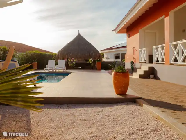 Casa Kontentu en Curazao, Bandabou (oeste), Fontein - casa vacacional La Palapa de 4x4 en la piscina