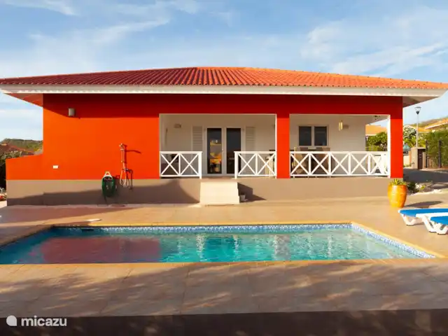 Casa Kontentu en Curazao, Bandabou (oeste), Fontein - casa vacacional Desde Porche miras la piscina
