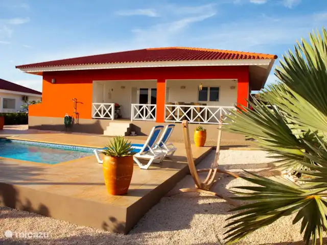 Casa Kontentu en Curazao, Bandabou (oeste), Fontein - casa vacacional Disfruta de la piscina con las hermosas palmeras que brindan privacidad y la hermosa vista al jardín