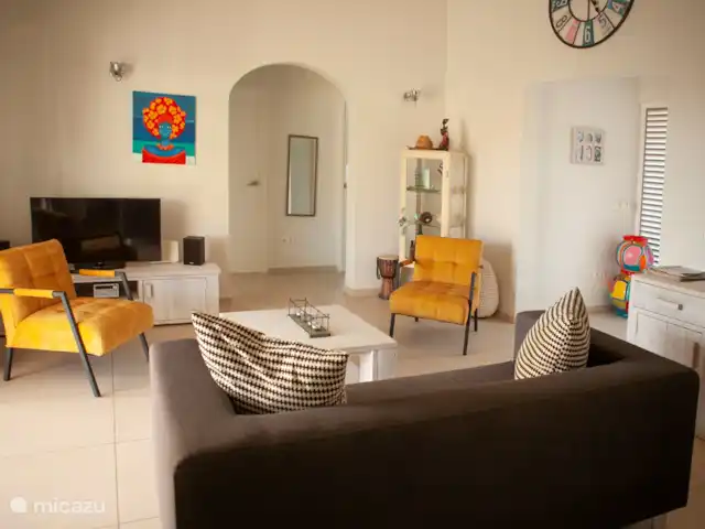Casa Kontentu en Curazao, Bandabou (oeste), Fontein - casa vacacional la casa está amueblada con un sofá y 2 sillones. Además, mesa de centro, tocador, mueble de televisión y vitrina. Por supuesto, no falta un televisor, un cine en casa y un reproductor de DVD.