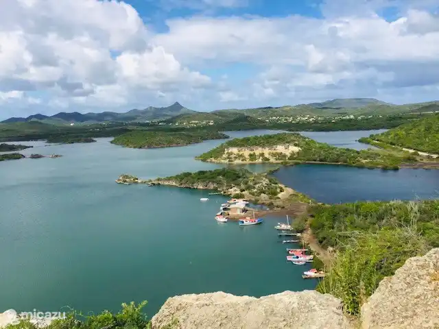 Casa Kontentu en Curazao, Bandabou (oeste), Fontein - casa vacacional vista sobre la bahía de Santa Martha en Blenchi