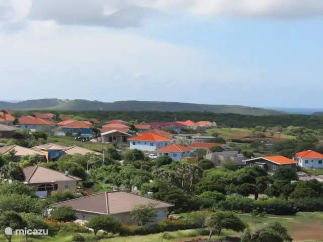 Casa Kontentu en Curazao, Bandabou (oeste), Fontein - casa vacacional Villapark Fontein, un pequeño complejo vigilado las 24 horas del día, los 7 días de la semana. En el centro de Curazao, con una ubicación tranquila y cerca de las playas más hermosas: Cas Abao, Porto Marie y Daaibooi, de libre acceso. Bliss es un restaurante en el resort. También puedes comer bien en Character, Koraal, Daniel, Laternu y el restaurante Buurvrouw.