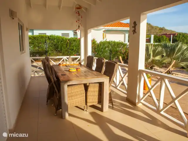 Casa Kontentu en Curazao, Bandabou (oeste), Fontein - casa vacacional Juego de comedor con sillas regulables en el espacioso porche