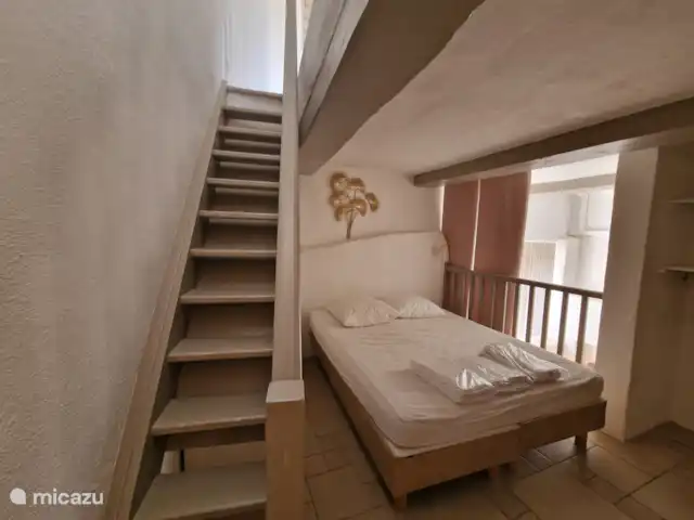 Hameau des Claudins n°4 les Pennes | France, Côte d'Azur, Le Plan-de-la-Tour - maison de vacances Escalier étroit menant au 2e étage
