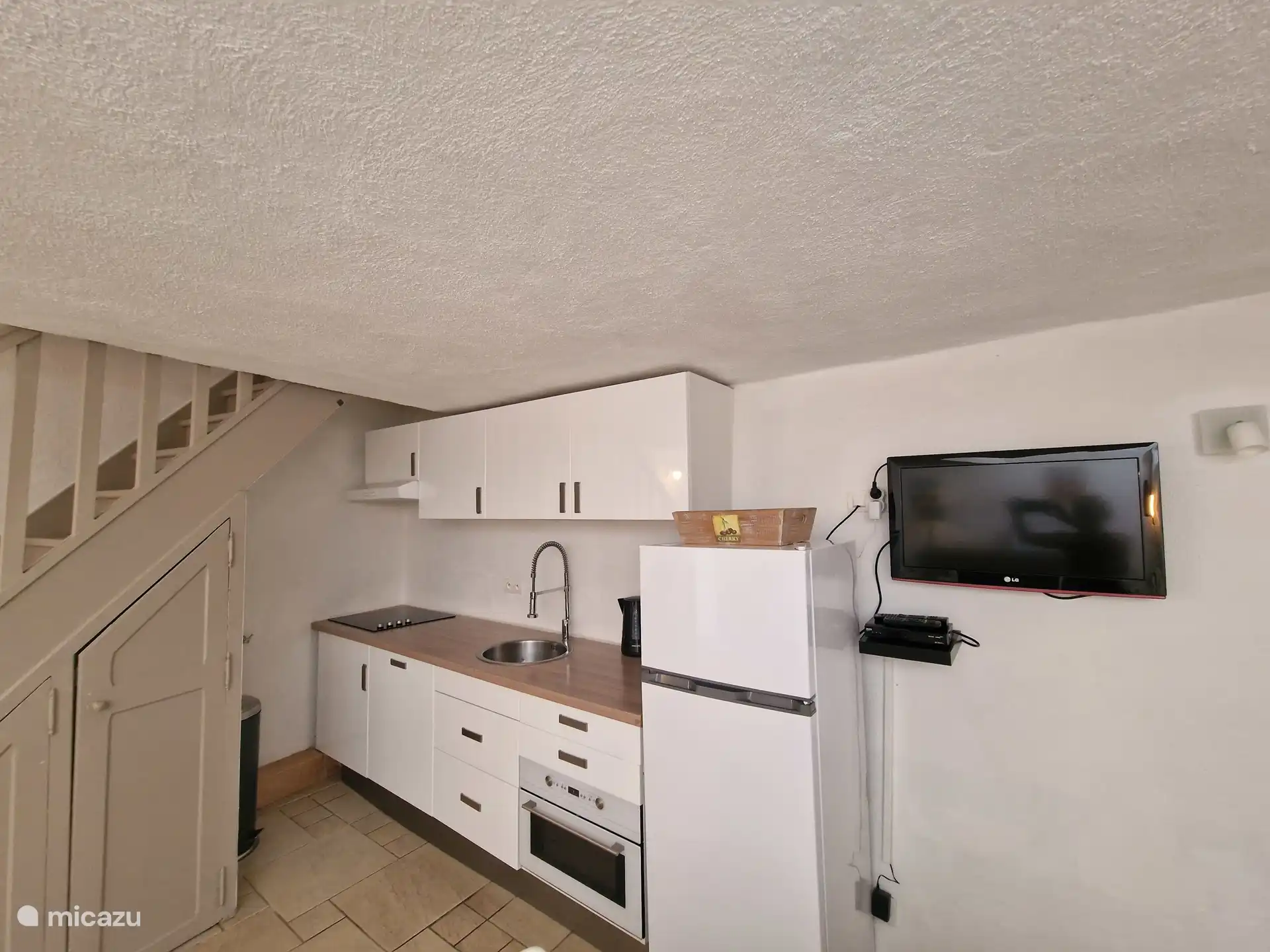 Complete kitchen with refrigerator