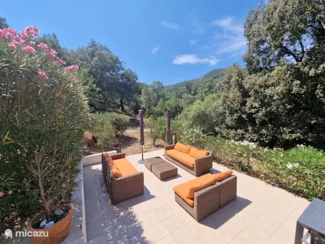 Hameau des Claudins n°4 les Pennes | France, Côte d'Azur, Le Plan-de-la-Tour - maison de vacances Salon situé sur une grande terrasse privée avec beaucoup d’intimité et de belles vues