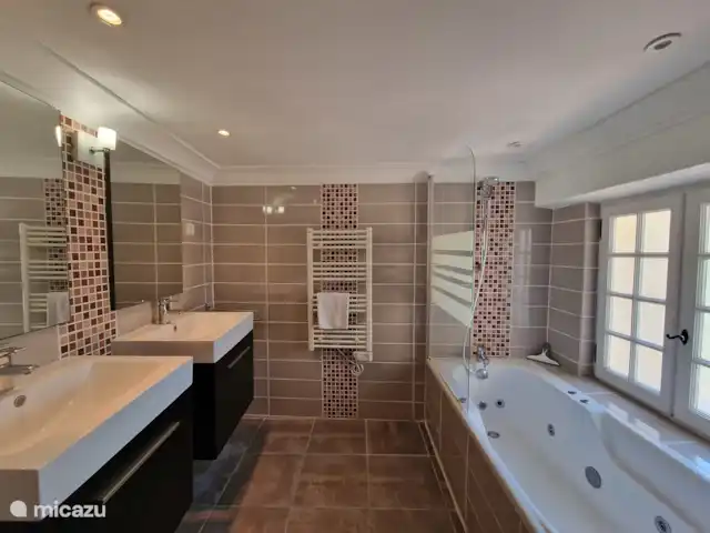 Hameau des Claudins n°4 les Pennes | France, Côte d'Azur, Le Plan-de-la-Tour - maison de vacances Salle de bain avec baignoire balnéo, double vasque et WC