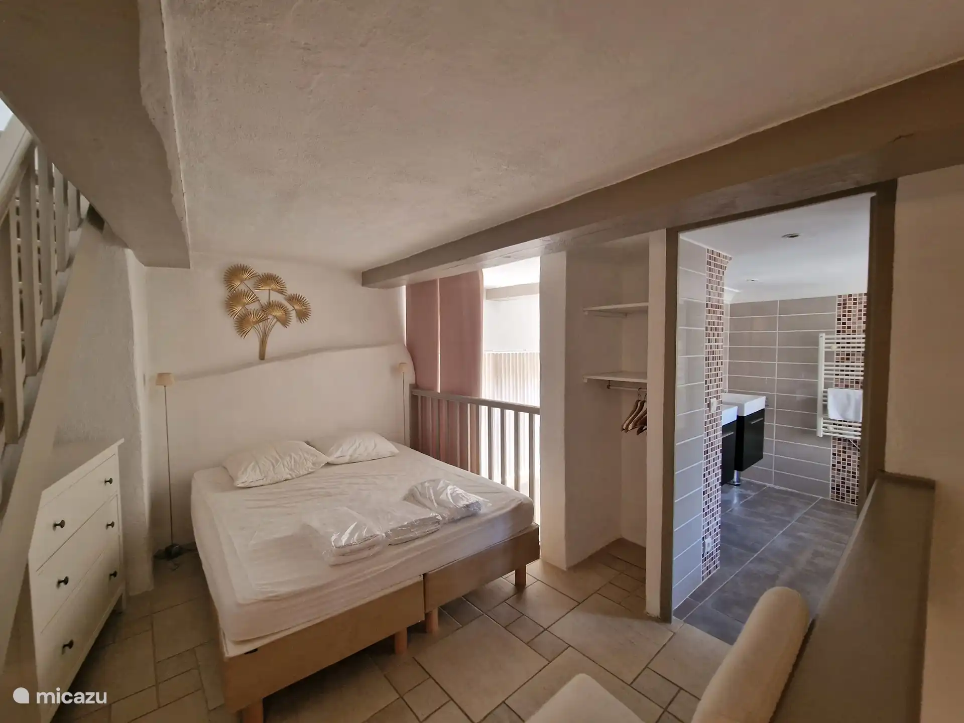 Semi-open bedroom on mezzanine 1st floor