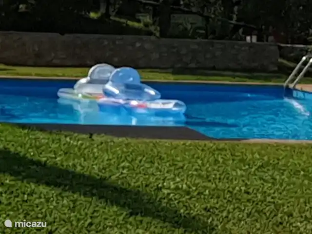 Cala Sabina Tarano | Italie, Le Latium, Tarano - maison de vacances matelas pneumatiques dans la piscine