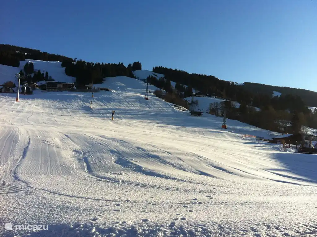 More than 400 km of groomed slopes from blue to pitch black every day.