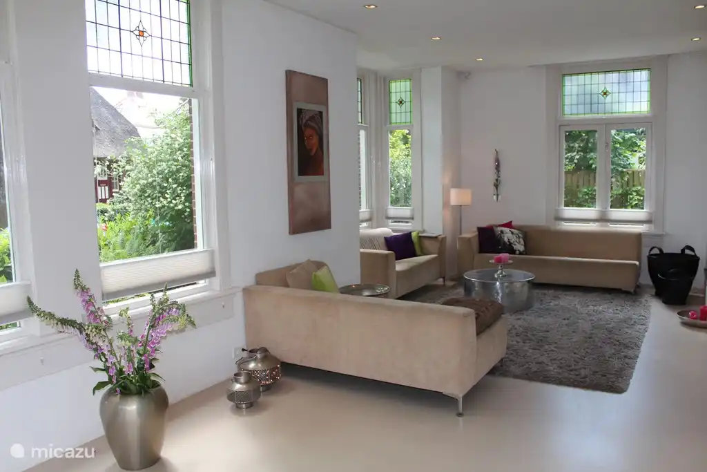 Grosses Wohnzimmer mit Kamin, Flachbild-Fernseher und Fußbodenheizung.