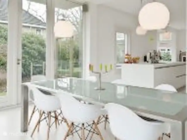 Anna huren in Nederland, Gelderland, Apeldoorn - villa Eetkamer met openslaande deuren naar de tuin.