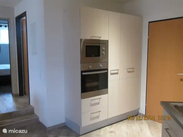 Aineckblick TOP 15 | Autriche, Salzburgerland, Sankt Margarethen im Lungau - maison de vacances Placard mural avec beaucoup d'espace de rangement. Un four et un micro-ondes séparés.