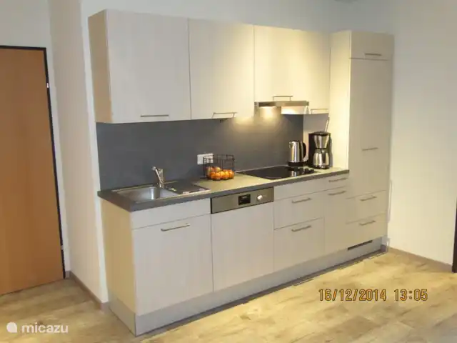 Aineckblick TOP 15 | Autriche, Salzburgerland, Sankt Margarethen im Lungau - maison de vacances Cuisine avec lave-vaisselle, grand réfrigérateur et petit compartiment congélateur, cafetière et bouilloire.
Le four et le micro-onde sont situés dans le mur du placard (voir photo)