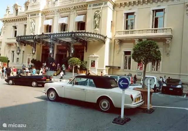 Monaco. Plein casino Hotel de Paris
Hier ist das Geschehen in Monte Carlo.
Glamour, doch Set etc.