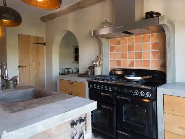 Boutique Finca Jasmin I | Espagne, Costa Blanca, Benissa - finca L'authentique poêle Falcon dans l'une des deux cuisines luxueusement équipées, dont une machine à café Jura.