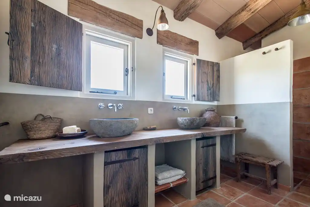 Uno de los baños tenía una preciosa ducha a pie y lujosa ducha de lluvia.