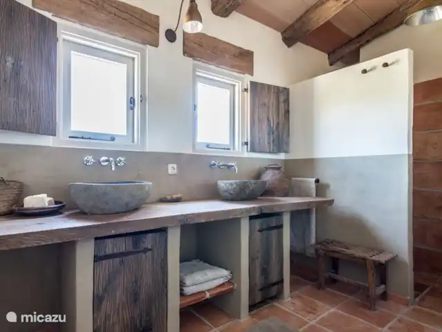 Boutique Finca Jasmin I | Espagne, Costa Blanca, Benissa - finca Une des salles de bains avec une belle douche à l'italienne avec une luxueuse douche à effet pluie.