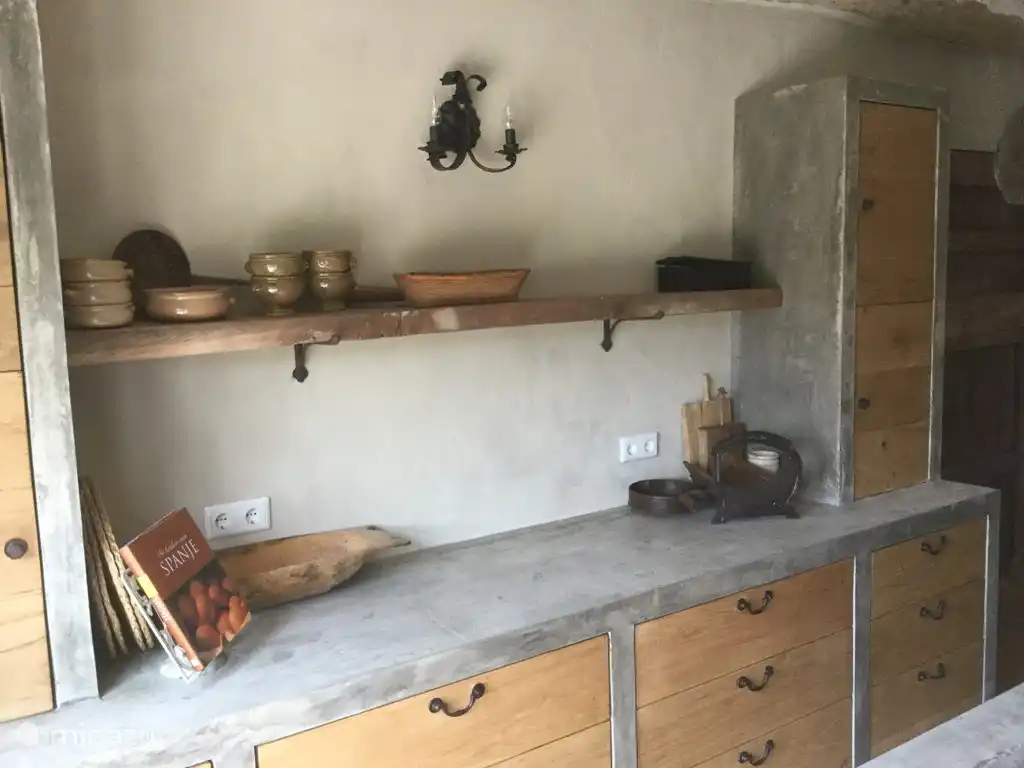 La lujosa segunda cocina en la planta baja está totalmente equipada.