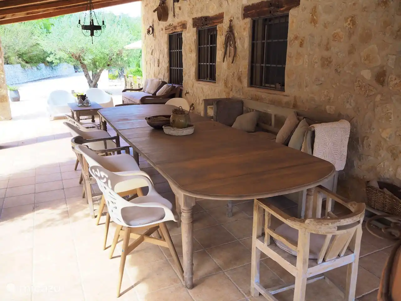 La mesa larga para un delicioso desayuno juntos.