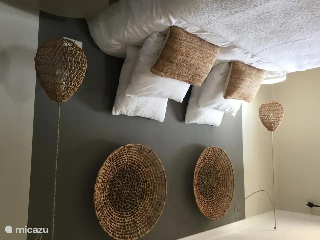 El dormitorio grande de arriba con somier gemelo.