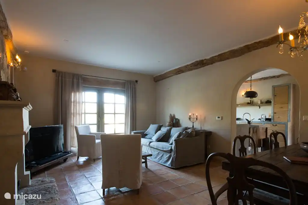 El salón de la planta baja con vistas a la cocina.