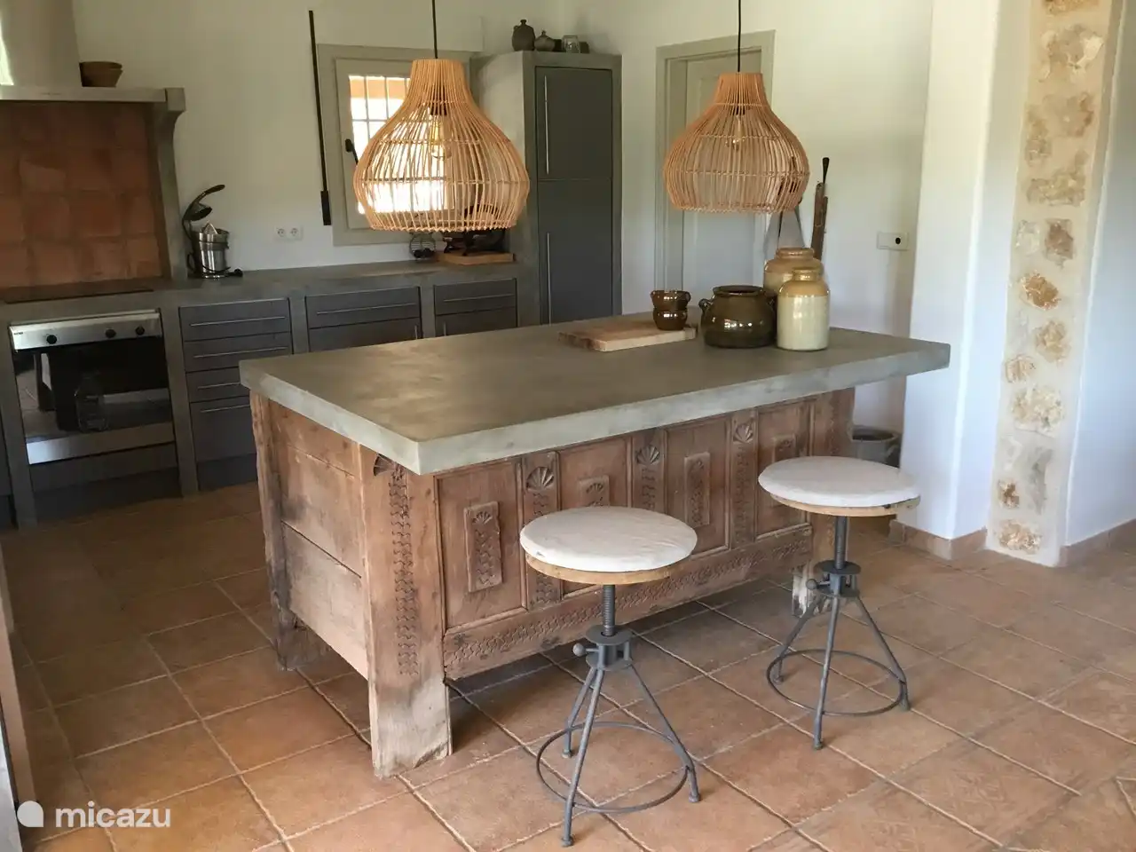 La cocina de arriba con una isla hecha a partir de un viejo arcón de 1880.