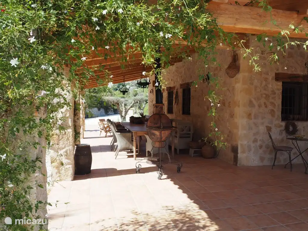 La mesa larga debajo de la naya cubierta donde puedes relajarte a la sombra. ¡Con brasero y barbacoa para cenas largas y agradables!