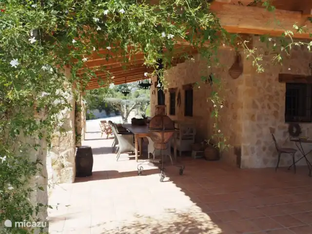 Boutique Finca Jasmin I | Espagne, Costa Blanca, Benissa - finca La longue table sous la naya couverte où vous pourrez vous détendre à l'ombre. Avec foyer et barbecue pour de belles longues soirées à manger !