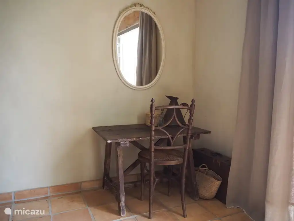 Tocador antiguo en el dormitorio principal.