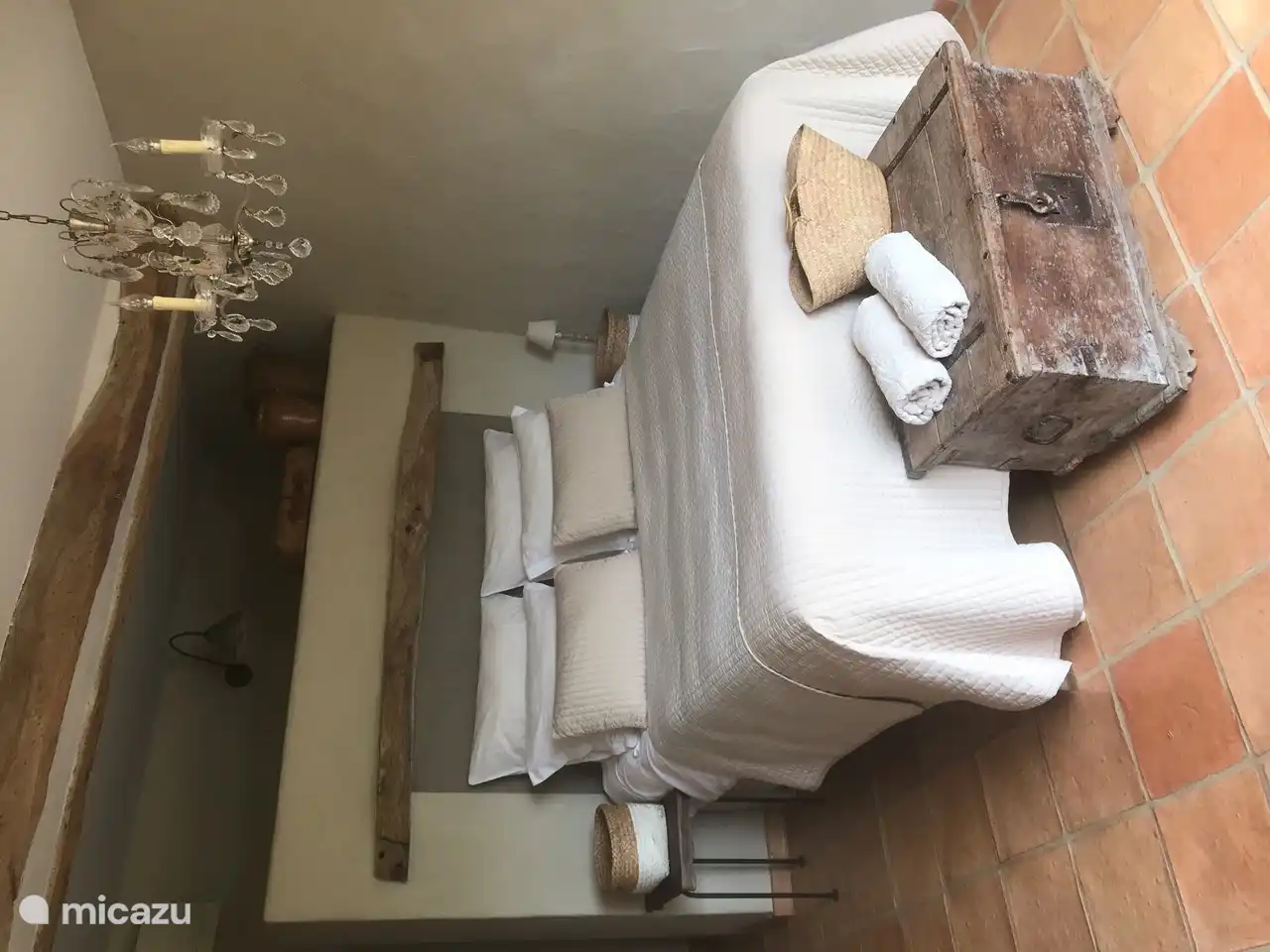 Uno de los dormitorios de la planta baja. Con walk-in closet, puertas de patio al jardín y baño privado.