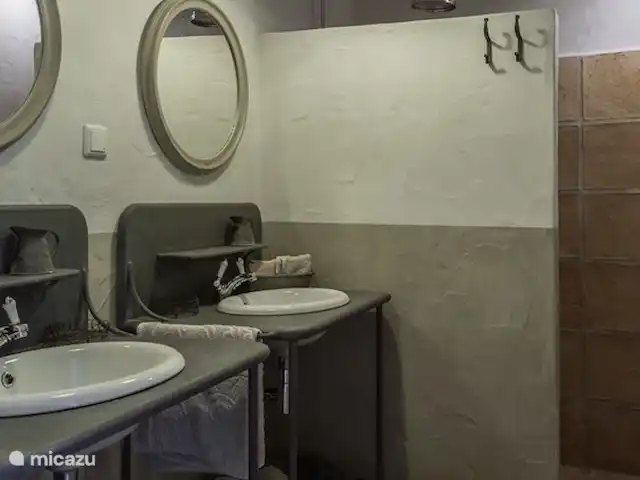 Boutique Finca Jasmin I | Espagne, Costa Blanca, Benissa - finca Une des salles de bain au rez-de-chaussée avec lavabos et douche à l'italienne.