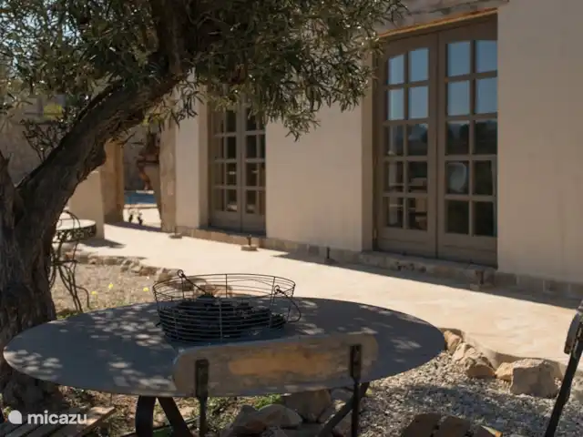 Boutique Finca Jasmin I | Espagne, Costa Blanca, Benissa - finca Coin salon sous l'olivier près des portes-fenêtres des chambres du rez-de-chaussée.