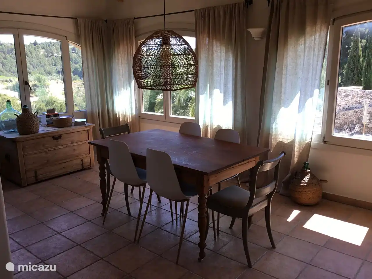 El salón de la planta superior con vistas al valle.