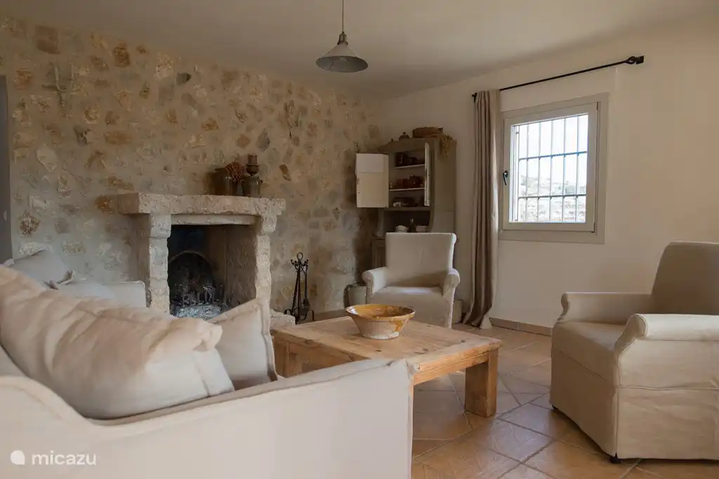 Uno de los dos elegantes y acogedores salones con chimenea.