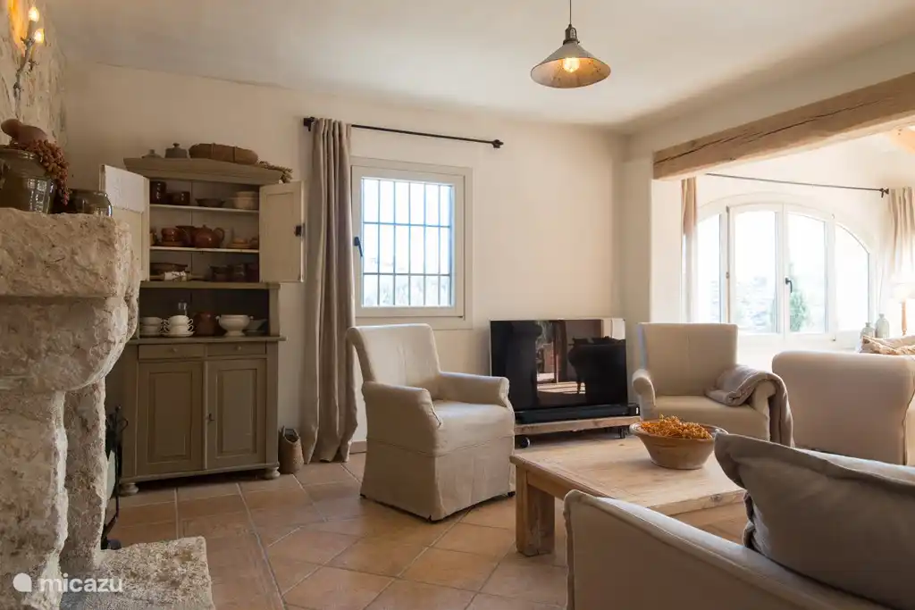 La atractiva sala de estar con pantalla grande (55 pulgadas), Apple TV y sistema de sonido Sonos.