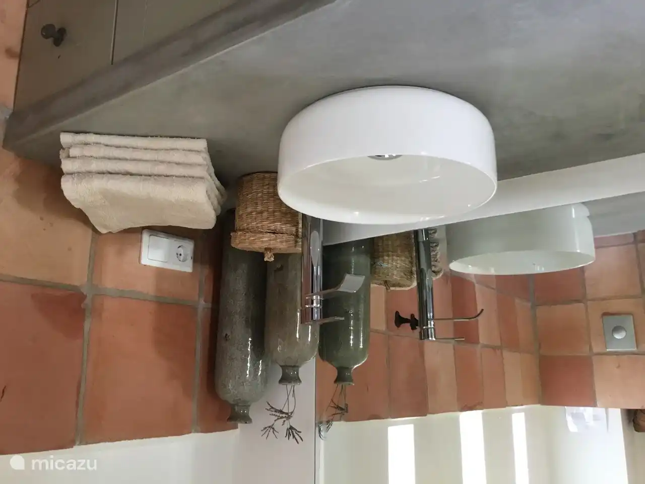 El baño de arriba con 2 lavabos, ducha con ducha de lluvia y WC.