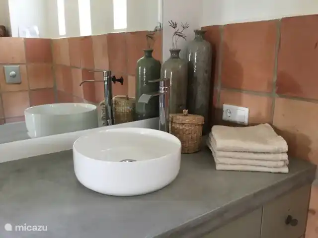 Boutique Finca Jasmin I | Espagne, Costa Blanca, Benissa - finca La salle de bain à l'étage avec 2 lavabos, douche avec douche pluie et toilettes.