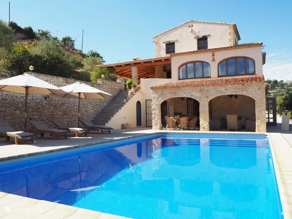 La hermosa piscina grande de Finca Jasmin por la tarde.